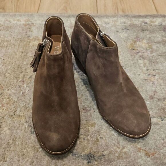 Vionic Serena Brown Suede Booties Size 6
Heels height - 1 3/4" - Picture 2 of 7